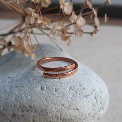 Adjustabel hammered copper wrap around band ring, handmade by The Tiny Tree Frog Jewellery